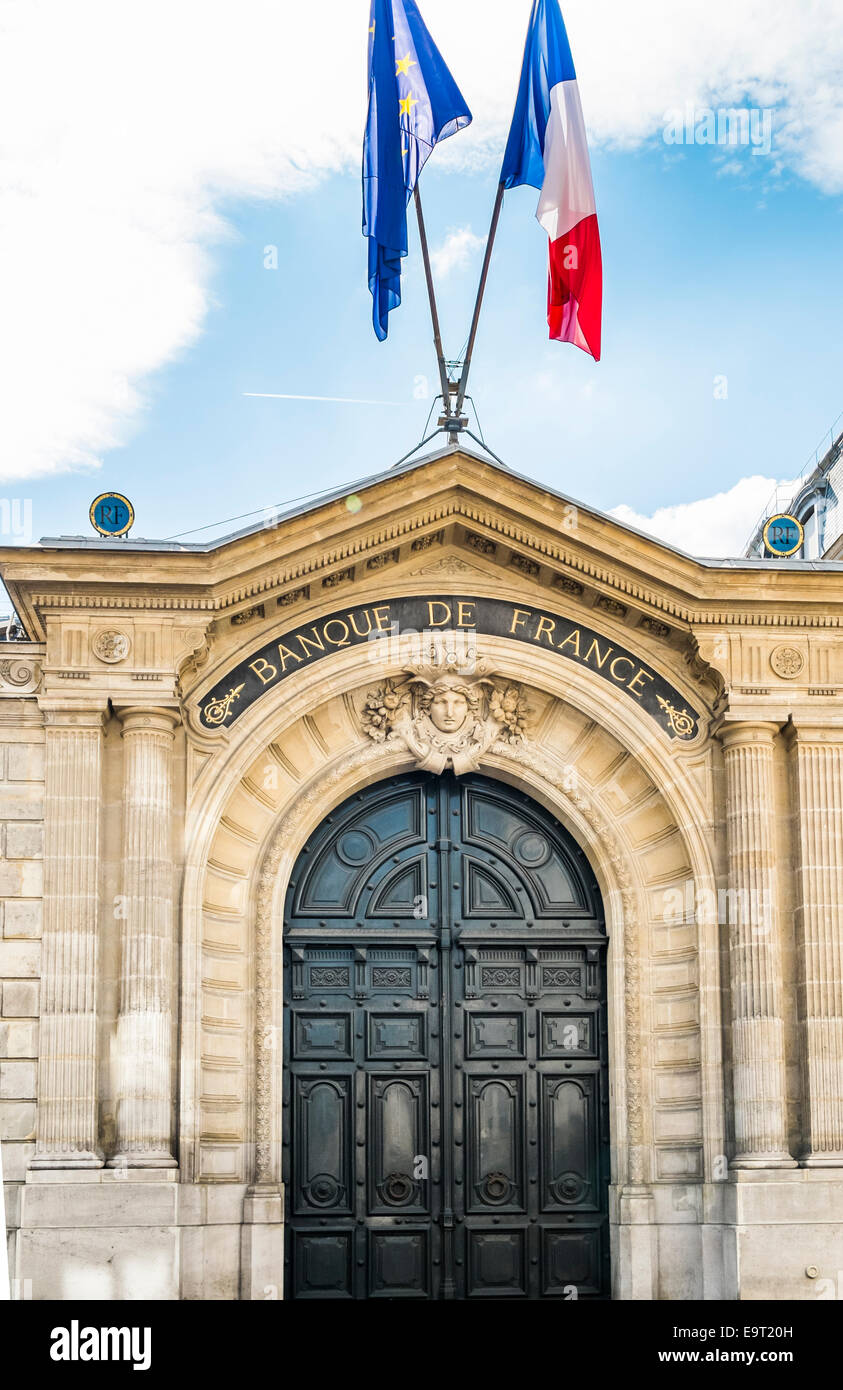 Eingangstür der französischen Nationalbank, Banque de France, mit französischer Flagge und EU-Flagge, Paris, Ile de France, Frankreich Stockfoto