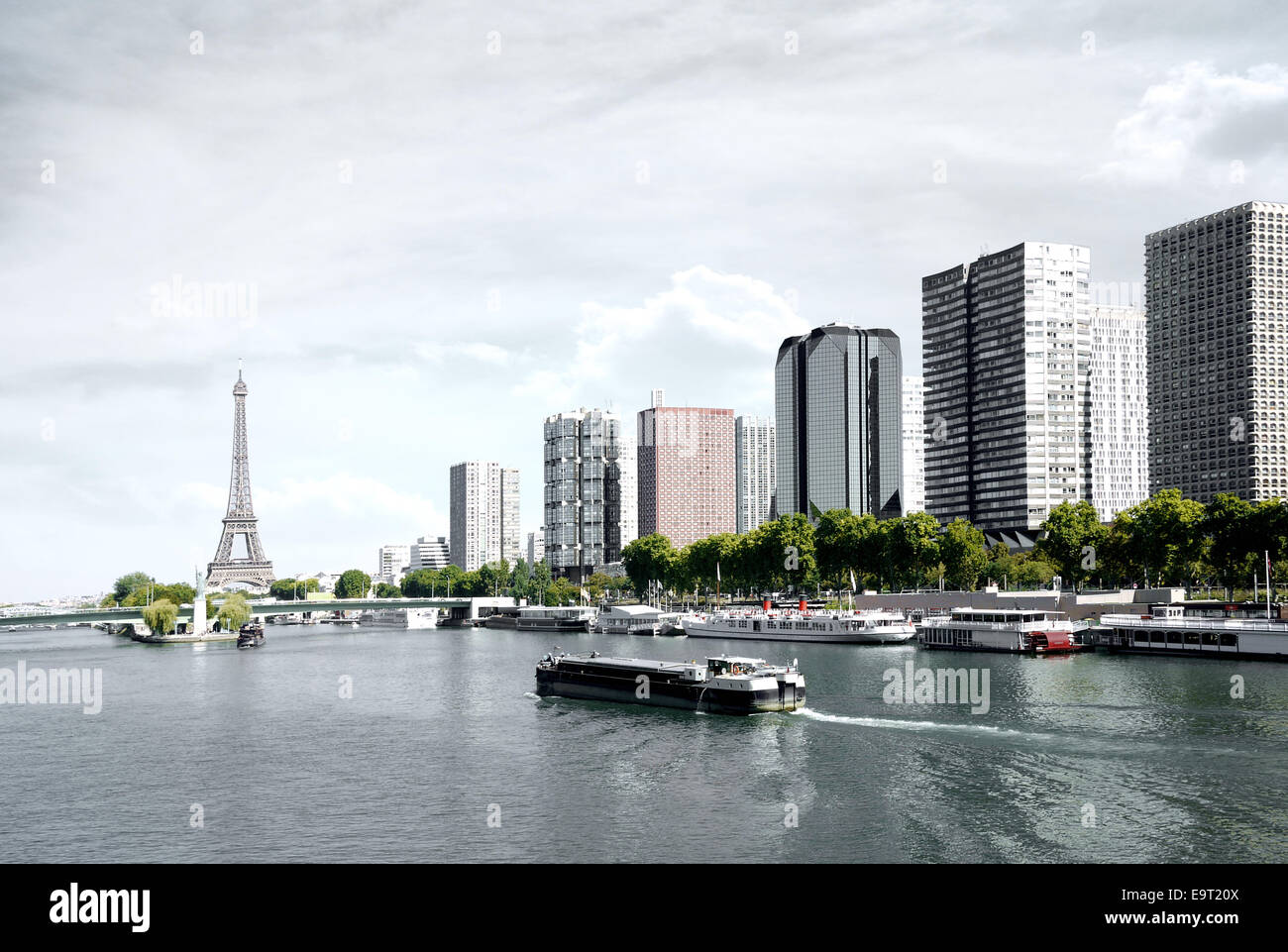 Paris, Schiff auf der Seine und Eiffel Turm, Blick von einer Brücke Stockfoto