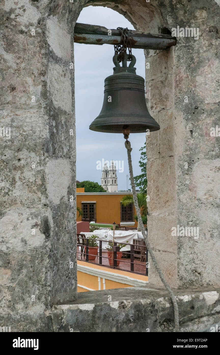 Die Glocke hängt in der historischen Puerta de Tierra Glocke von 17th, Campeche, Mexiko. Stockfoto