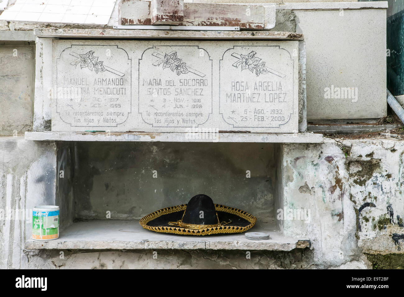 Sombrero, platziert auf einem Grab im Panteón de San römischen Friedhof in Campeche, Mexiko Stockfoto
