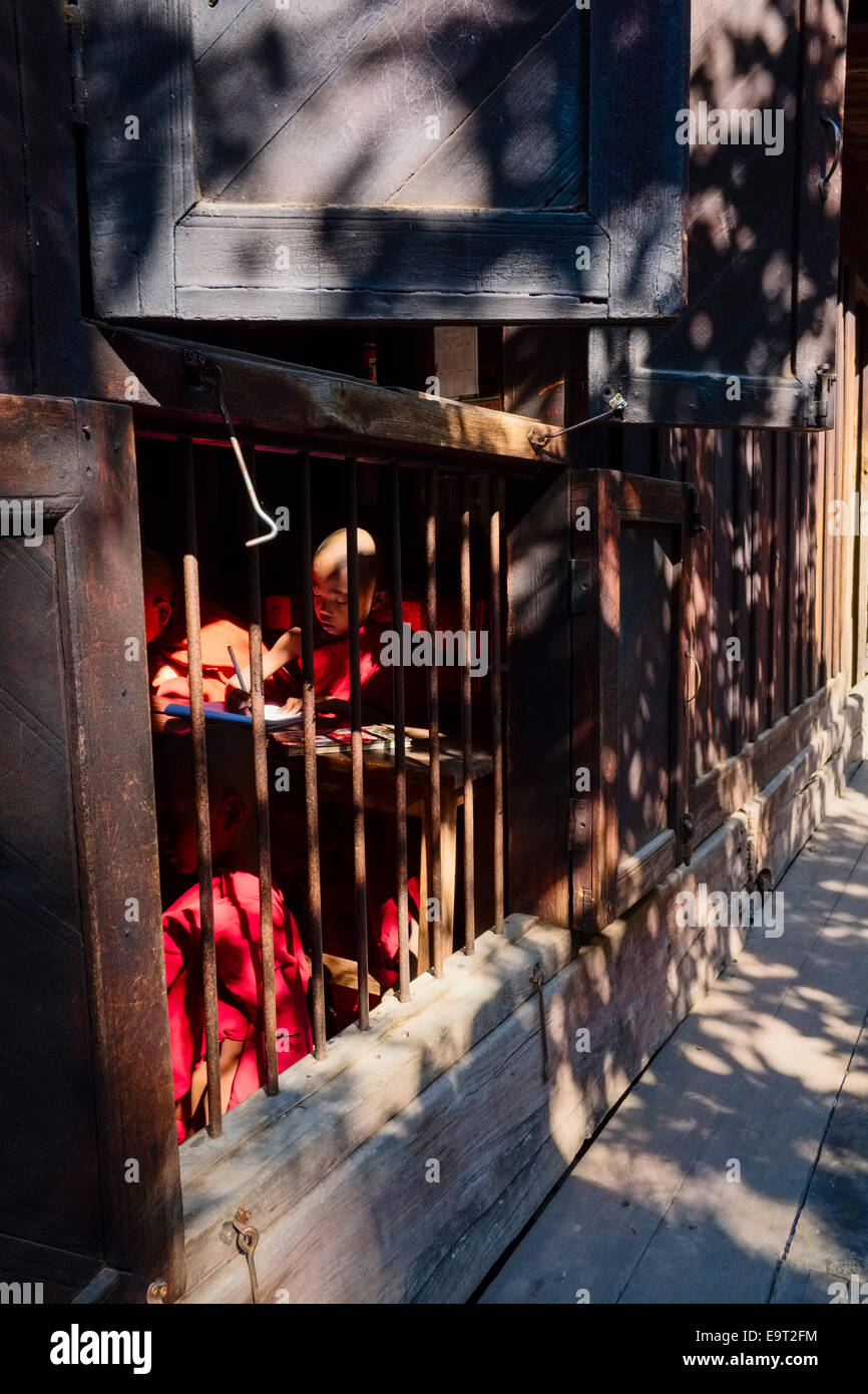 Novizen in Bagaya Kyaung Kloster, Inwa, Mandalay-Division, Myanmar Stockfoto