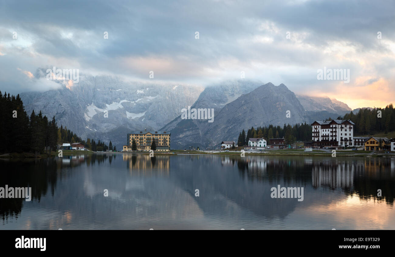 Reflexion am Lago di Misurina im Morgengrauen, Dolomiten, Italienische Alpen Stockfoto