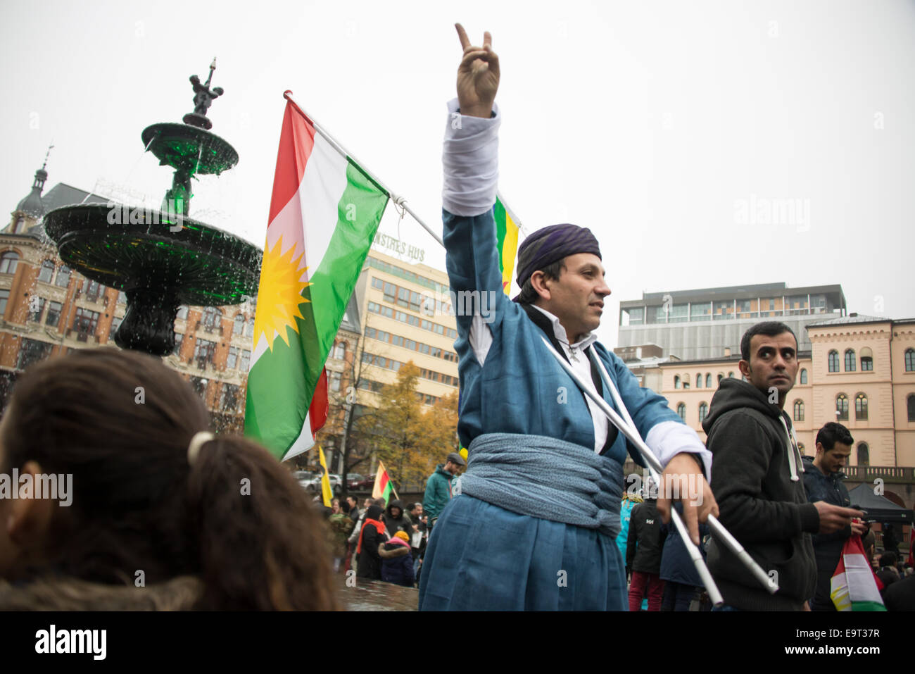 Oslo, Norwegen. 1. November 2014. Ein Mann in traditioneller Kleidung der kurdischen steht unter Flüchtlingen und ihren Anhängern Überschwemmungen Oslos Youngstorget Plaza als Teil des globalen Rallyes in Solidarität mit den belagerten syrischen Stadt Kobani, der der Westen unterstützte Krieg gegen die Aufständischen islamischer Staat, 1. November 2014 geworden ist. Bildnachweis: Ryan Rodrick Beiler/Alamy Live-Nachrichten Stockfoto