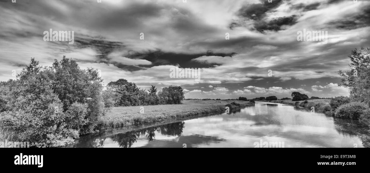 Huntspill Fluß als es kreuzt der A38, Blick nach Osten Stockfoto