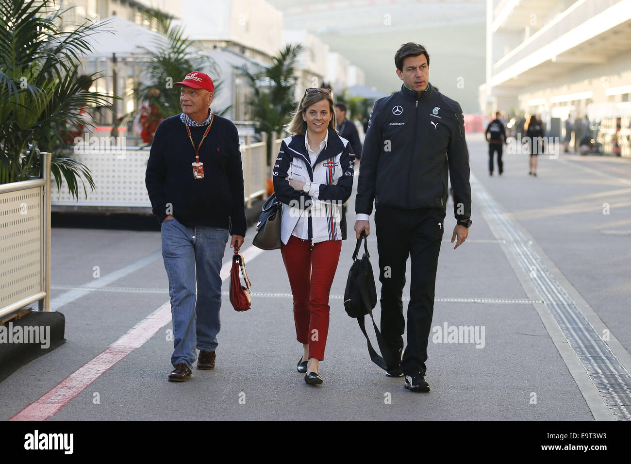 Austin, USA. 1. November 2014. (Links nach rechts) NIKI LAUDA, Mercedes Non-Executive Chairman, SUSIE WOLFF, Williams Martini Racing Entwicklungsfahrer und TOTO WOLFF, Mercedes AMG F1 Gesellschafter und Geschäftsführer sind im Fahrerlager vor dem dritten Training der Formel 1 United States Grand Prix 2014 bei Circuit of the Americas in Austin, Texas, Vereinigte Staaten von Amerika gesehen. Bildnachweis: James Gasperotti/ZUMA Draht/Alamy Live-Nachrichten Stockfoto