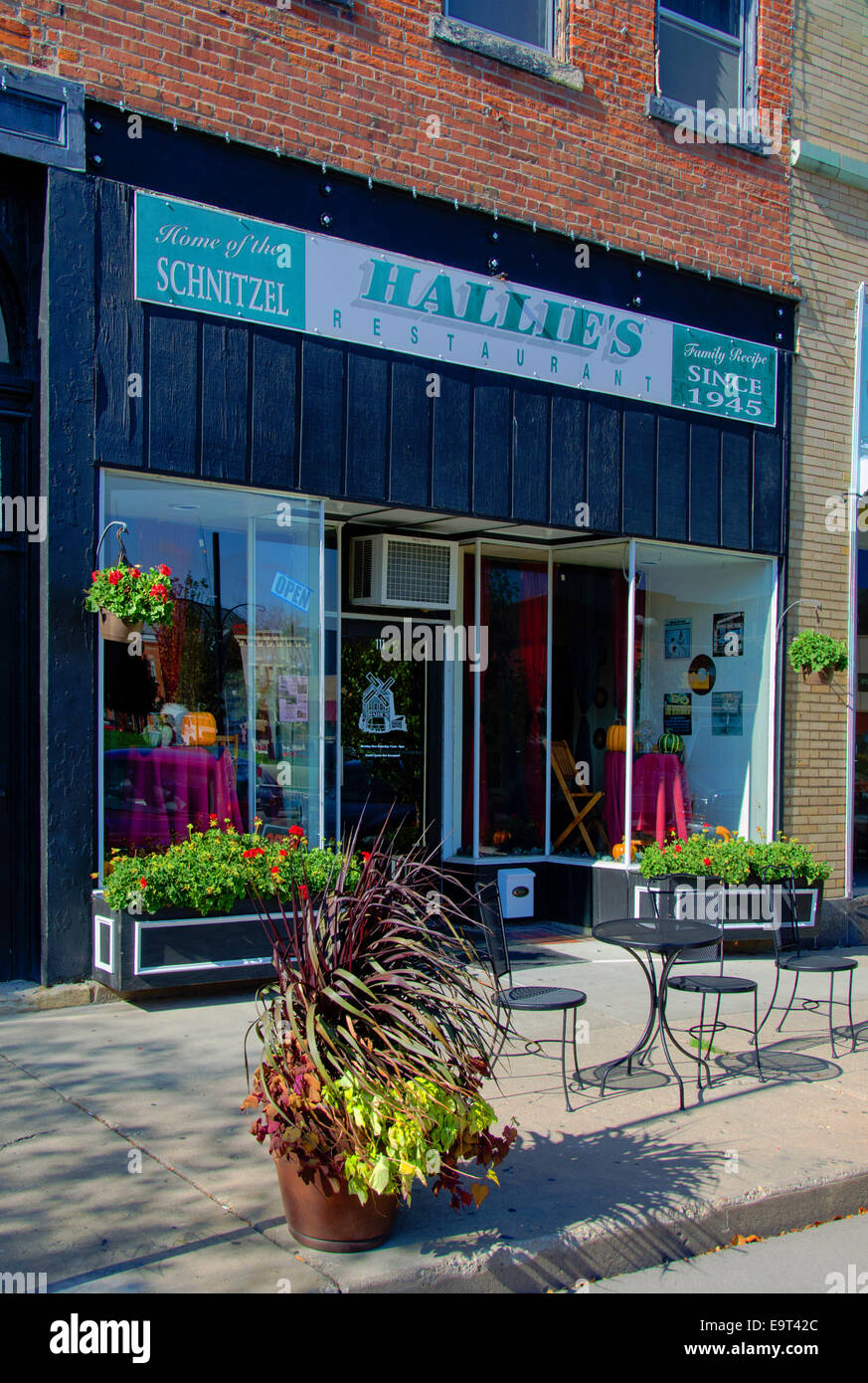 Hallies On the Square Restaurant in Lincoln, Illinois, einer Stadt entlang der Route 66, dient seine berühmte Schnitzel seit 1945 Stockfoto