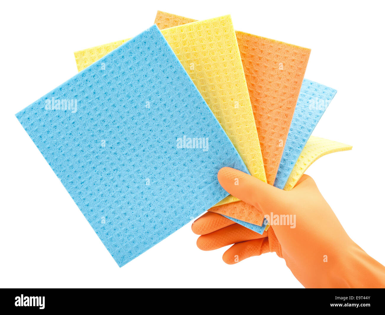Reinigung von Kleidung (Zellulose Küchenschwämme) Hand in Hand in Schutzhandschuh auf weiß Stockfoto