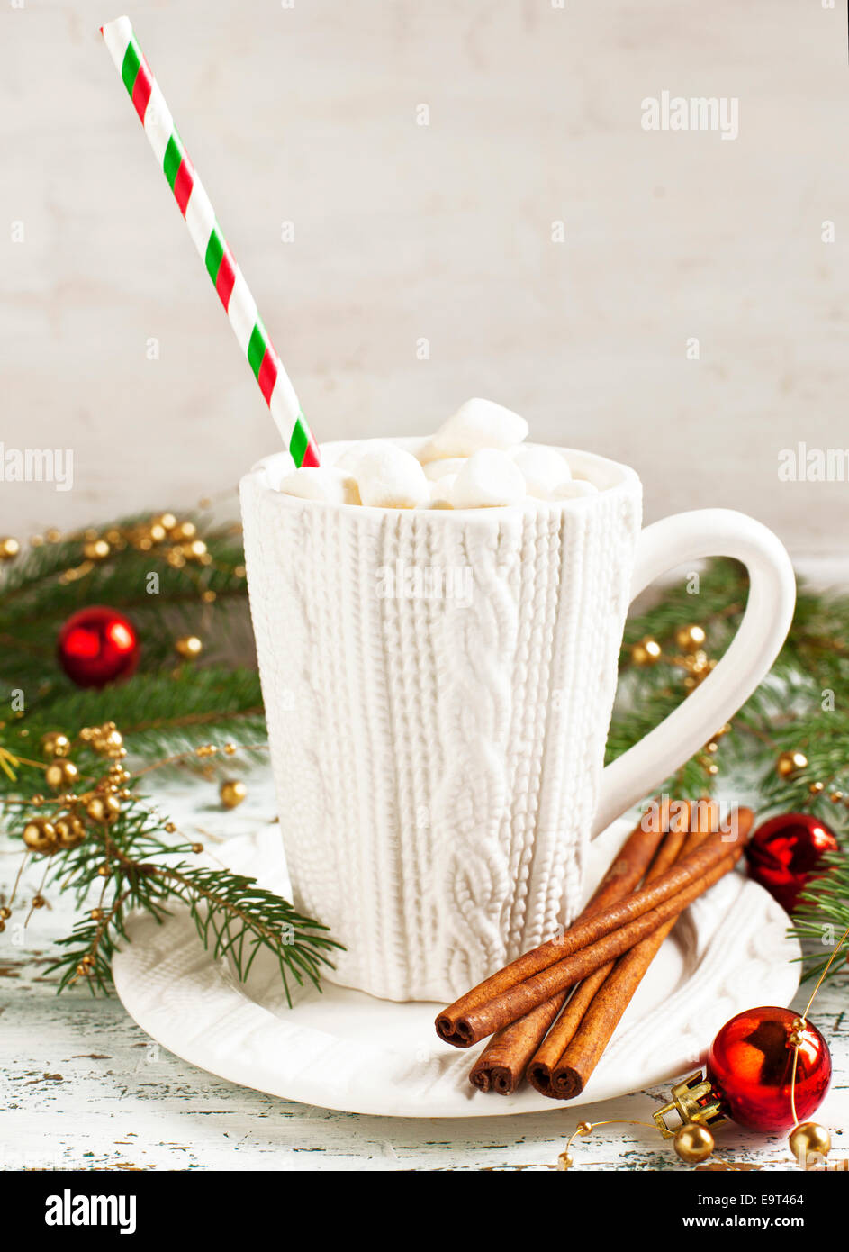 Tasse heiße Schokolade mit Schaumzucker. Stockfoto