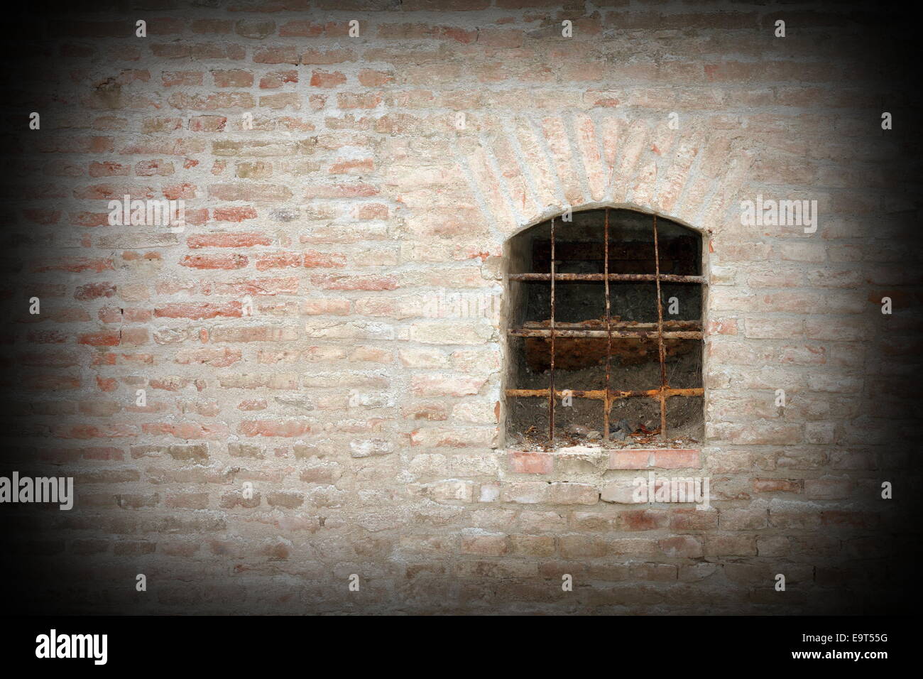 Detail von einem mittelalterlichen Fenster auf äußere Mauer der Festung Stockfoto