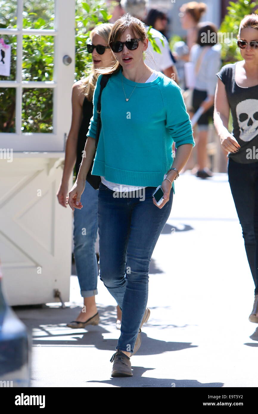 Jennifer Garner gesehen verlassen Brentwood Country Mart nach dem Mittagessen mit Freunden in den Hofladen.  Mit: Jennifer Garner wo: Los Angeles, California, Vereinigte Staaten von Amerika bei: 29. April 2014 Stockfoto