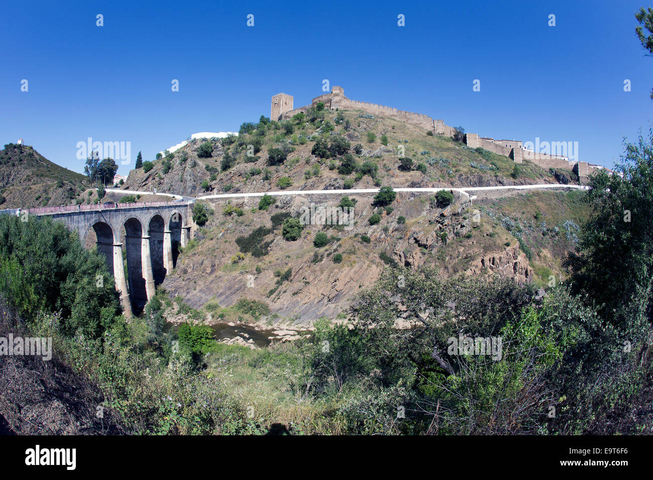 Die alten ummauerten Stadt Castelo de Mértola, mit der Straßenbrücke über den Fluss, Mértola, Portugal. Stockfoto
