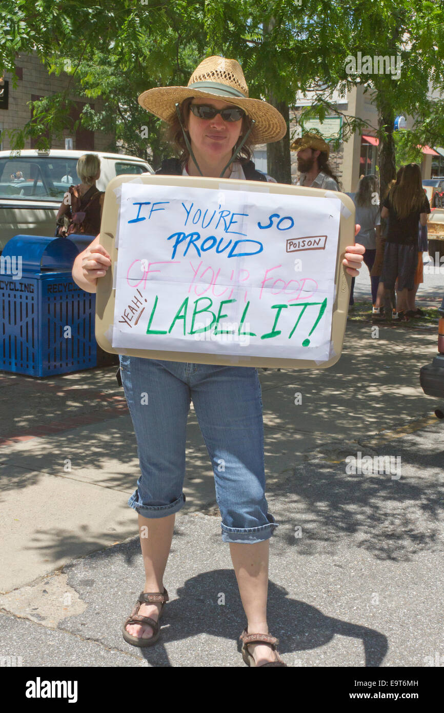 Frau mit Schild Protest gegen gentechnisch veränderte Lebensmittel (GVO), die fordert Kennzeichnung es in Asheville, NC Stockfoto