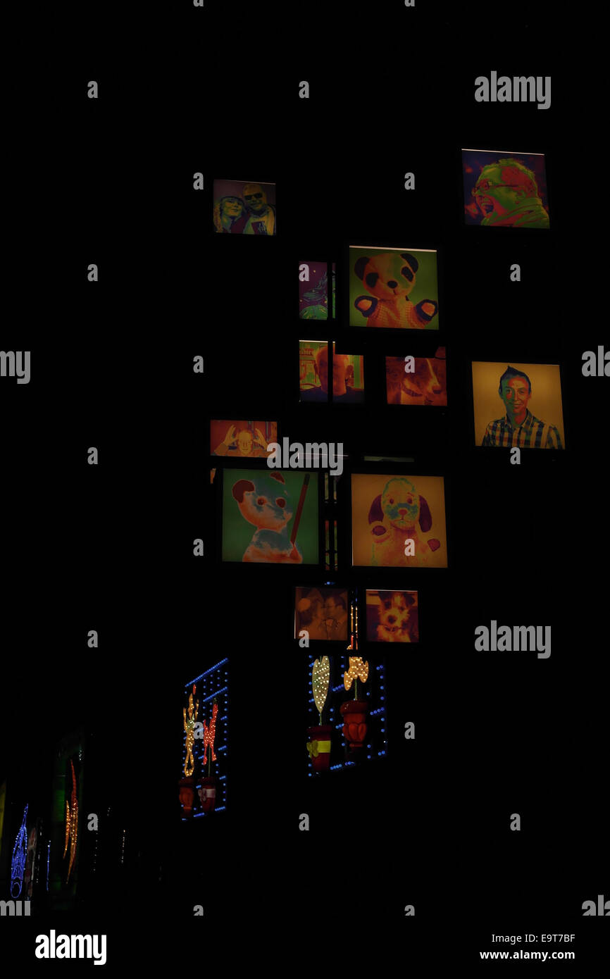 Nachtporträt "Scheinwerfer Tableau" mit Promi Bilder Sooty, Sweep, also Richard Cadell, Alan Carr, Blackpool Illuminations Stockfoto