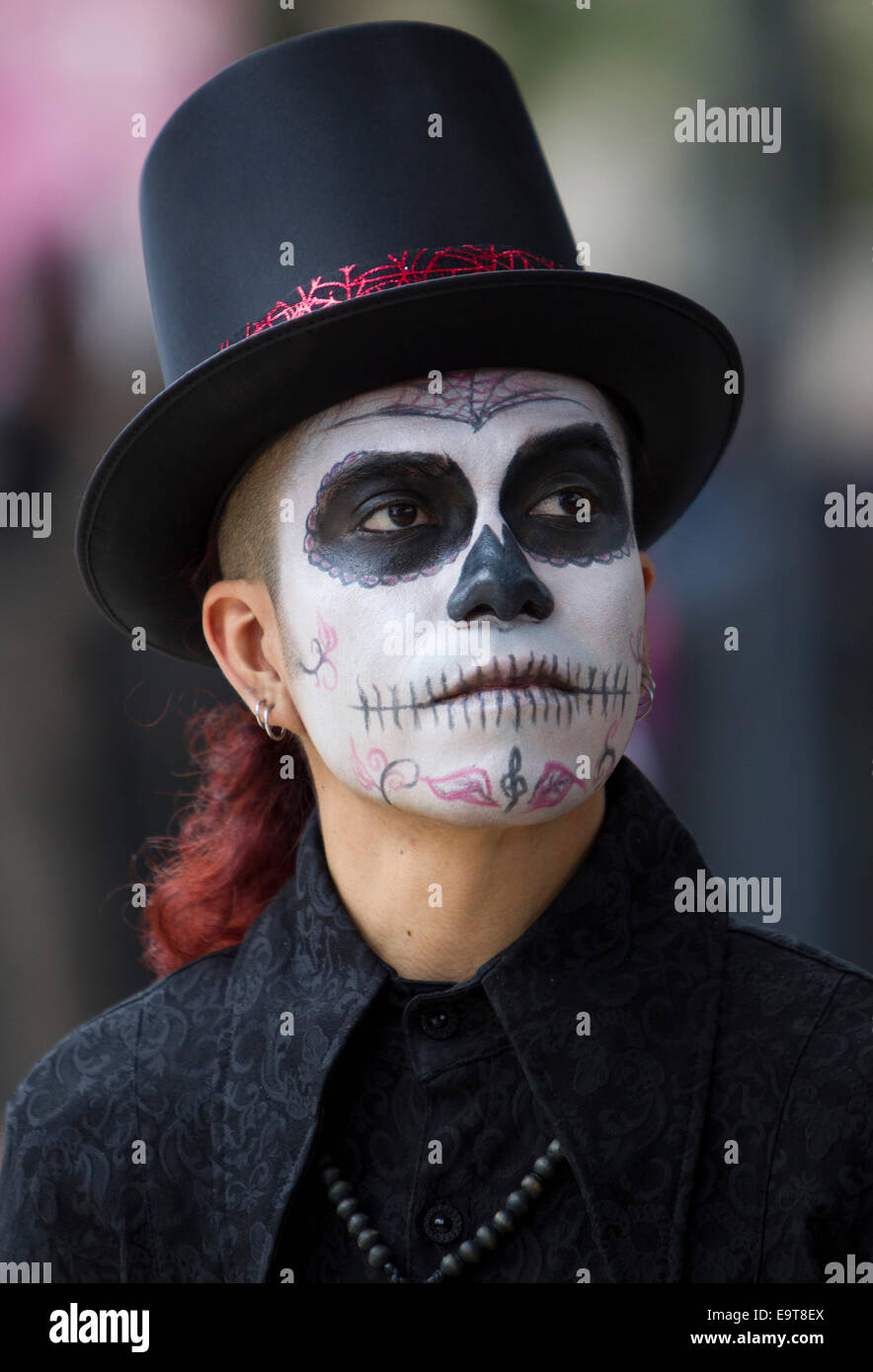 Mexico City, Mexiko. 1. November 2014. Ein Mann stellt während der "La Catrina Fest MX 2014", während der Gedenkfeier für den Tag der Toten, in das Denkmal für die Revolution in Mexiko-Stadt, Hauptstadt von Mexiko, am 1. November 2014. © David De La Paz/Xinhua/Alamy Live News Stockfoto