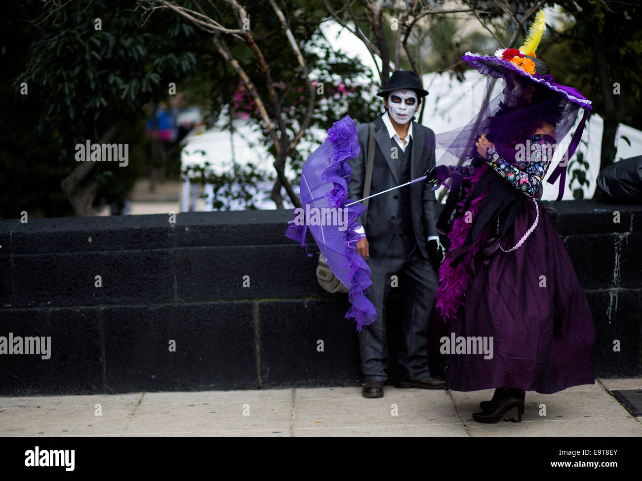 Mexico City, Mexiko. 1. November 2014. Menschen nehmen Teil in "La Catrina Fest MX 2014", während der Gedenkfeier für den Tag der Toten, in das Denkmal für die Revolution in Mexiko-Stadt, Hauptstadt von Mexiko, am 1. November 2014. © David De La Paz/Xinhua/Alamy Live News Stockfoto
