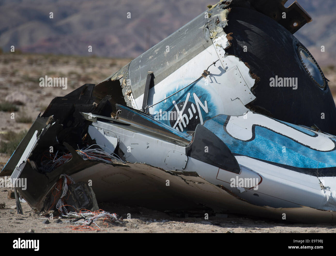 Mojave-Wüste, Kalifornien, USA. 1. November 2014. Ein Stück Schutt des SpaceShipTwo mit Virgin Galactic Logo drauf sieht in der Mojave-Wüste von Kalifornien, 1. November 2014. Die Rakete Passagierflugzeug entwickelt von Virgin Galactic stürzte nach Explosion am Freitag bei einem Testflug über Kalifornien, einer der Piloten zu töten und das andere schwer verletzt. US-Ermittler Trümmer von der SpaceShipTwo suchen gehalten und versucht, den Grund des Absturzes herauszufinden. Bildnachweis: Yang Lei/Xinhua/Alamy Live-Nachrichten Stockfoto