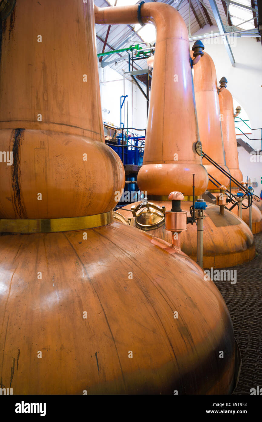 Kupferkesseln für Whisky-Prozess im traditionellen noch Haus Teil des Besucherzentrums Besucher Tour in Tobermory Destillerie, Isle o Stockfoto