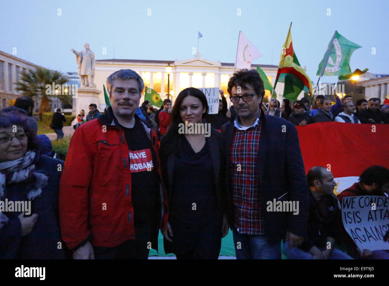 Marisa Matias (Mitte), portugiesische Abgeordnete und Diether Dehm (rechts), deutscher Abgeordneter, aus der Partei der Europäischen Linken posieren für ein Gruppenfoto bei Kobane Unterstützung Protest. Kurden leben in Griechenland protestierte gegen die Angriffe von islamischen Staat Kämpfer auf die Stadt Kobane in Syrien. Unterstützt wurden sie von zwei Politikern vom Exekutivkomitee der Partei der Europäischen Linken, die für das Wochenende in Athen zu erfüllen. © Michael Debets/Pacific Press/Alamy Live-Nachrichten Stockfoto