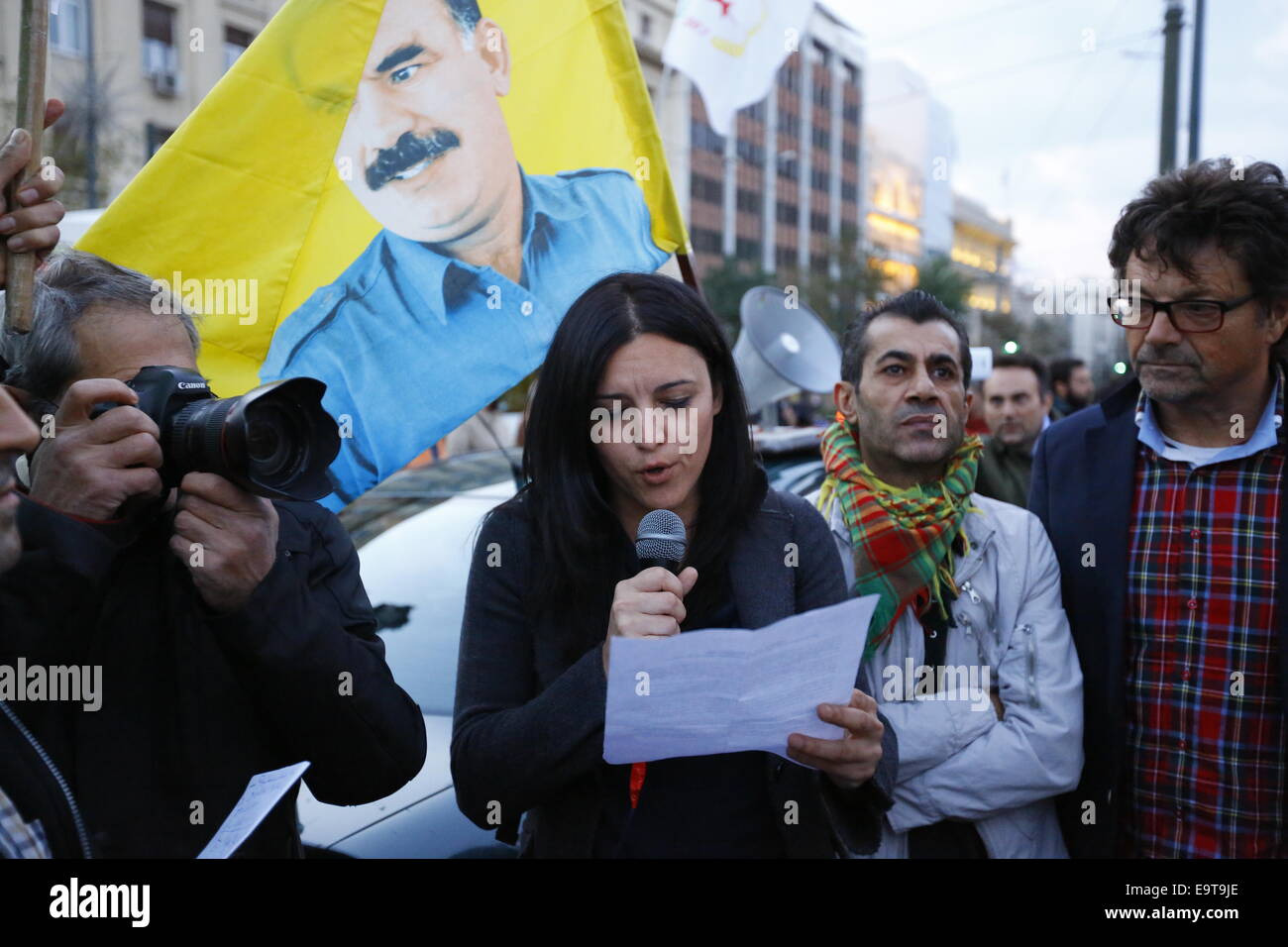 Marisa Matias, portugiesische Abgeordnete (Mitglied des Europäischen Parlaments) und stellvertretender Vorsitzender der Partei der Europäischen Linken, fordert, dass die PKK, die Terrorismus-Liste entfernt werden. Kurden leben in Griechenland protestierte gegen die Angriffe von islamischen Staat Kämpfer auf die Stadt Kobane in Syrien. Unterstützt wurden sie von zwei Politikern vom Exekutivkomitee der Partei der Europäischen Linken, die für das Wochenende in Athen zu erfüllen. © Michael Debets/Pacific Press/Alamy Live-Nachrichten Stockfoto