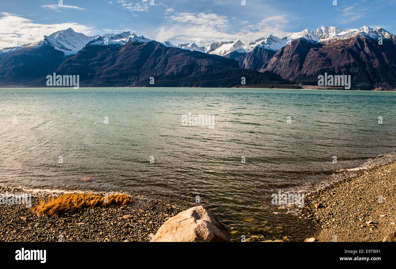 Berge in der Chilkat Inlet in Southeast Alaska im Herbst mit einer Prise Schnee. Stockfoto