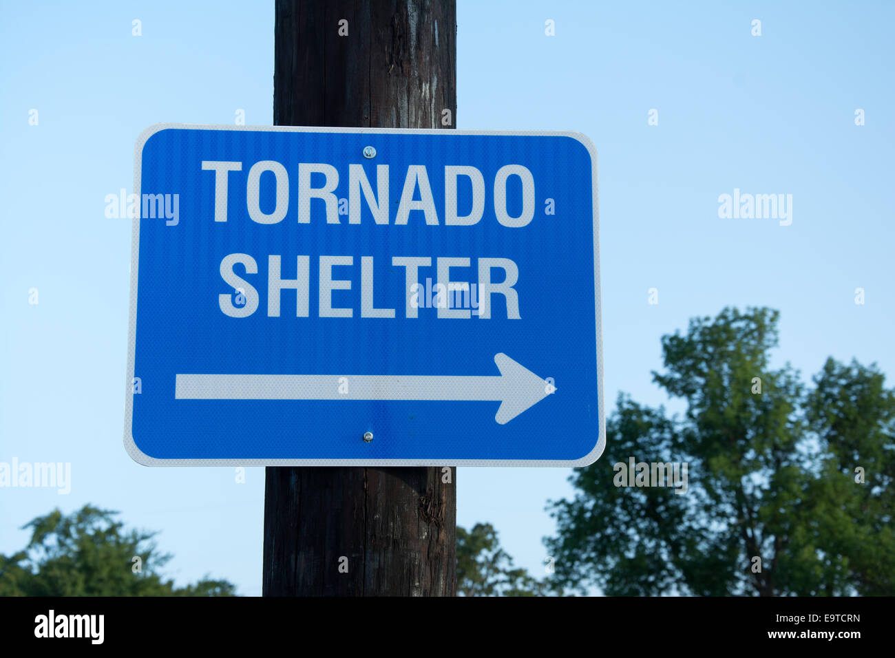 Tornado Shelter Zeichen, um Menschen zur Sicherheit im Notfall Tornado zu führen Stockfoto