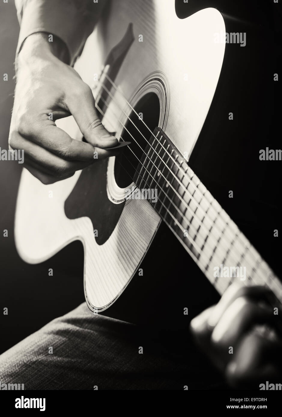 Akustische Gitarre Gitarrist spielen. Unplugged Performance im Dunkeln. Stockfoto