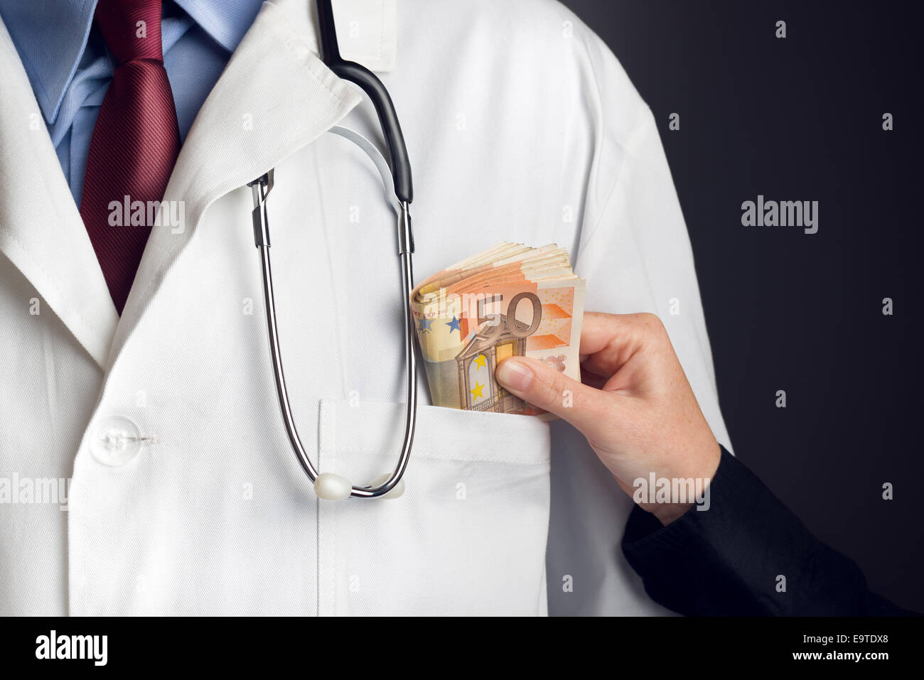 Korruption im Gesundheitswesen, Arzt empfangen große Menge an Euro-Banknoten als Bestechung. Stockfoto