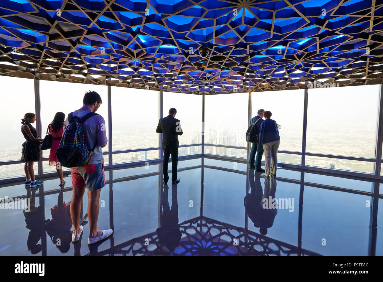 Menschen genießen den Blick auf 456 Meter hoch auf Level 125 des Burj Khalifa Dubai Vereinigte Arabische Emirate Stockfoto