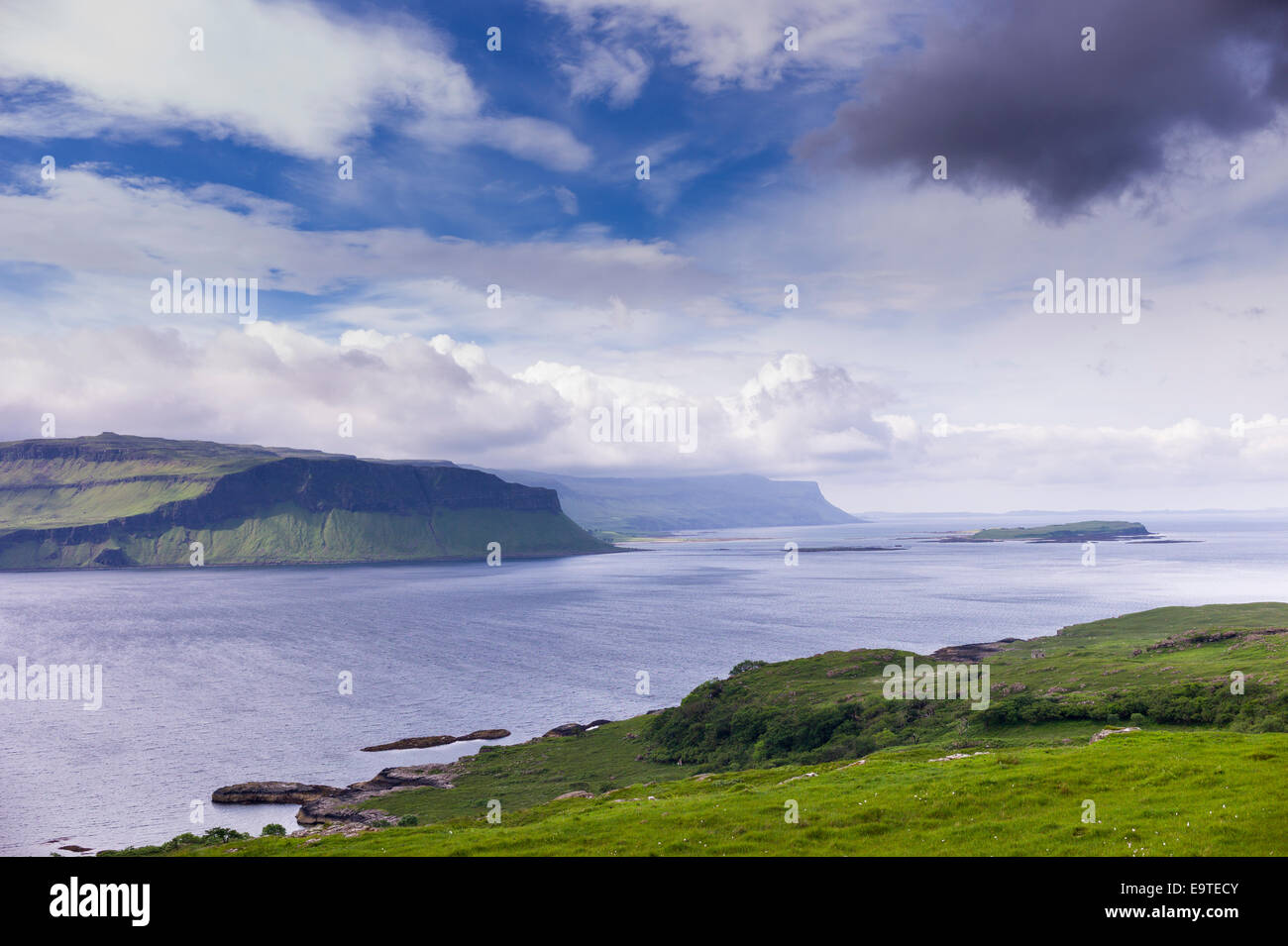 Panoramablick über Loch Na Keal Loch auf Isle of Mull bis zum Meer in den Inneren Hebriden und Western Isles in Westküste von Sco Stockfoto