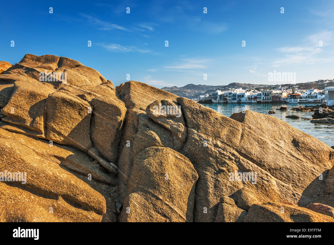 Felsigen Strand vor Little Venice in Mykonos, Kykladen, Griechenland Stockfoto
