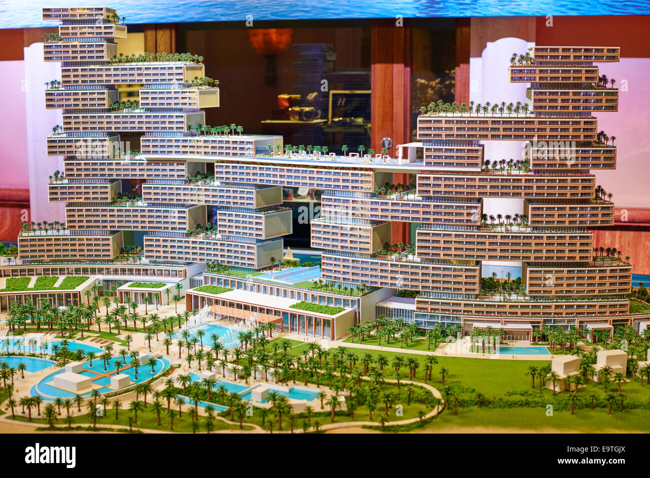 Modell In der Hotel-Lobby zeigt dem Royal Atlantis Resort &amp; Residences den Verkauf starten beginnt im Jahr 2015 Stockfoto