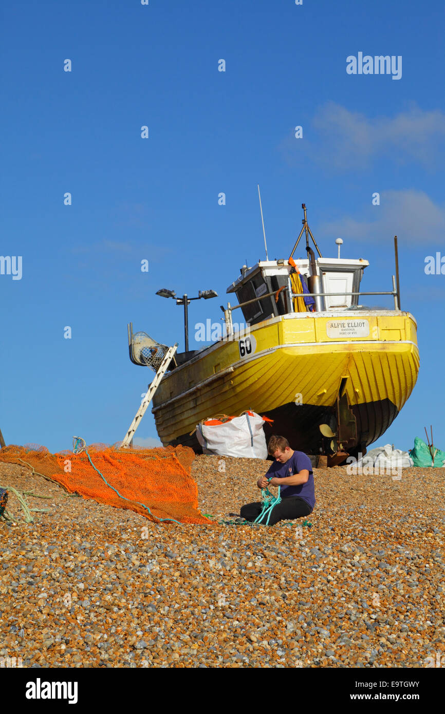 Hastings Fischer ausbessern Netze auf die alte Stadt Stade Strand. Hastings ist die größte Strand lancierte Fischereiflotte in Großbritannien Stockfoto