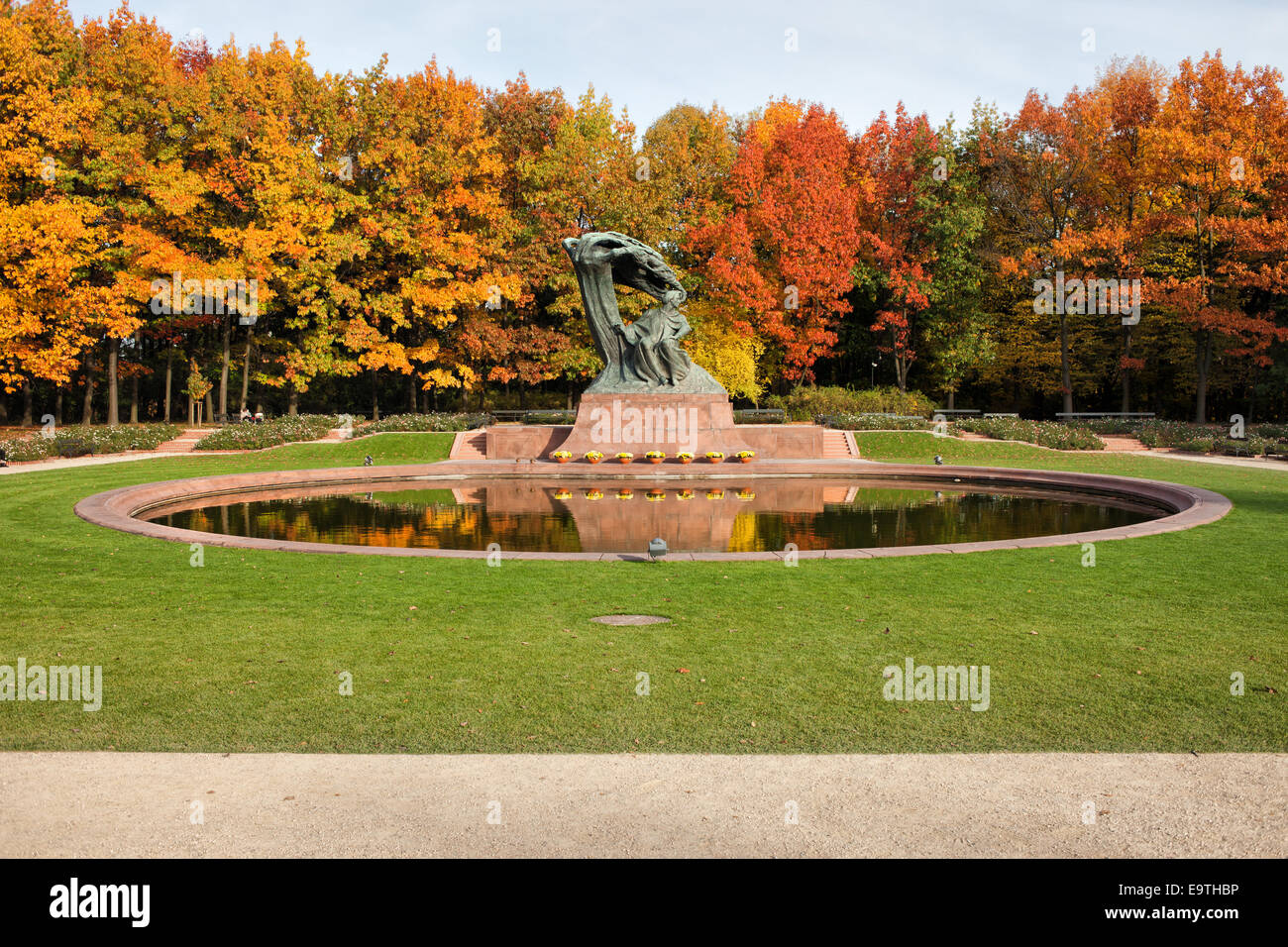 Fryderyk Chopin-Denkmal, entworfen, um 1904 und Herbstlandschaft der Lazienki Palastgärten in Warschau, Polen. Stockfoto