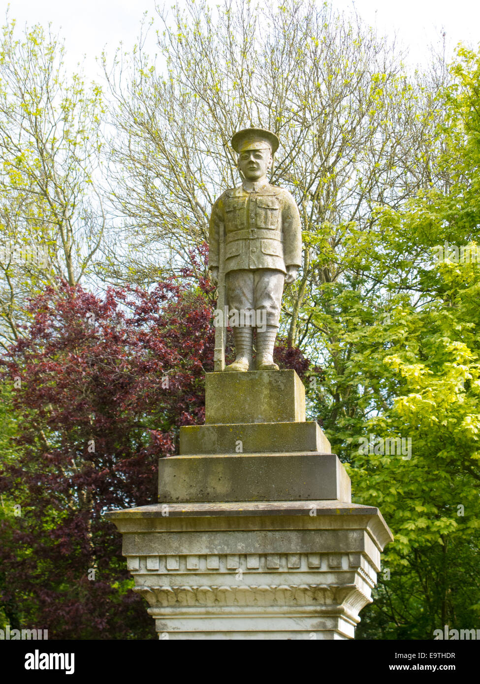 Denkmal am neuen Bradwell für diejenigen, die während des ersten Weltkriegs gestorben. Es ist eine weiße 11 Fuß sizilianischen Marmor, übergestiegen durch die Figur des Soldaten in Felduniform. Die Namen derjenigen, die während des zweiten Weltkriegs getötet wurden später hinzugefügt. Stockfoto