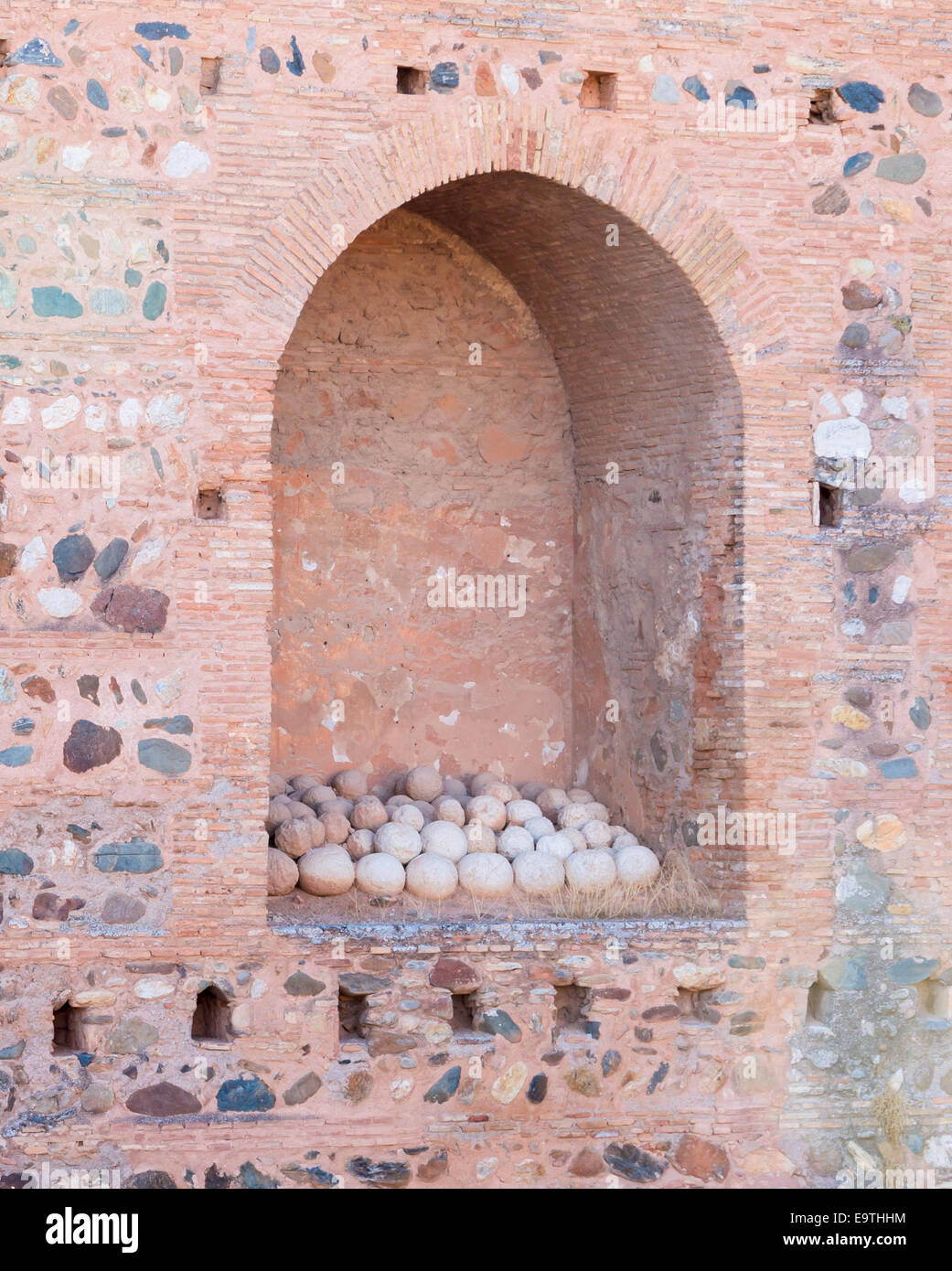 Kanonenkugeln in einer Nische, Alhambra, Granada, Andalusien, Spanien Stockfoto