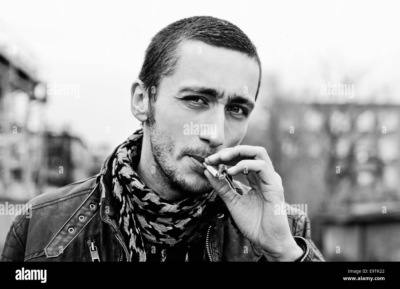 Closeup Portrait eines jungen Mannes schön Rauchen. Schwarz / weiß Stockfoto