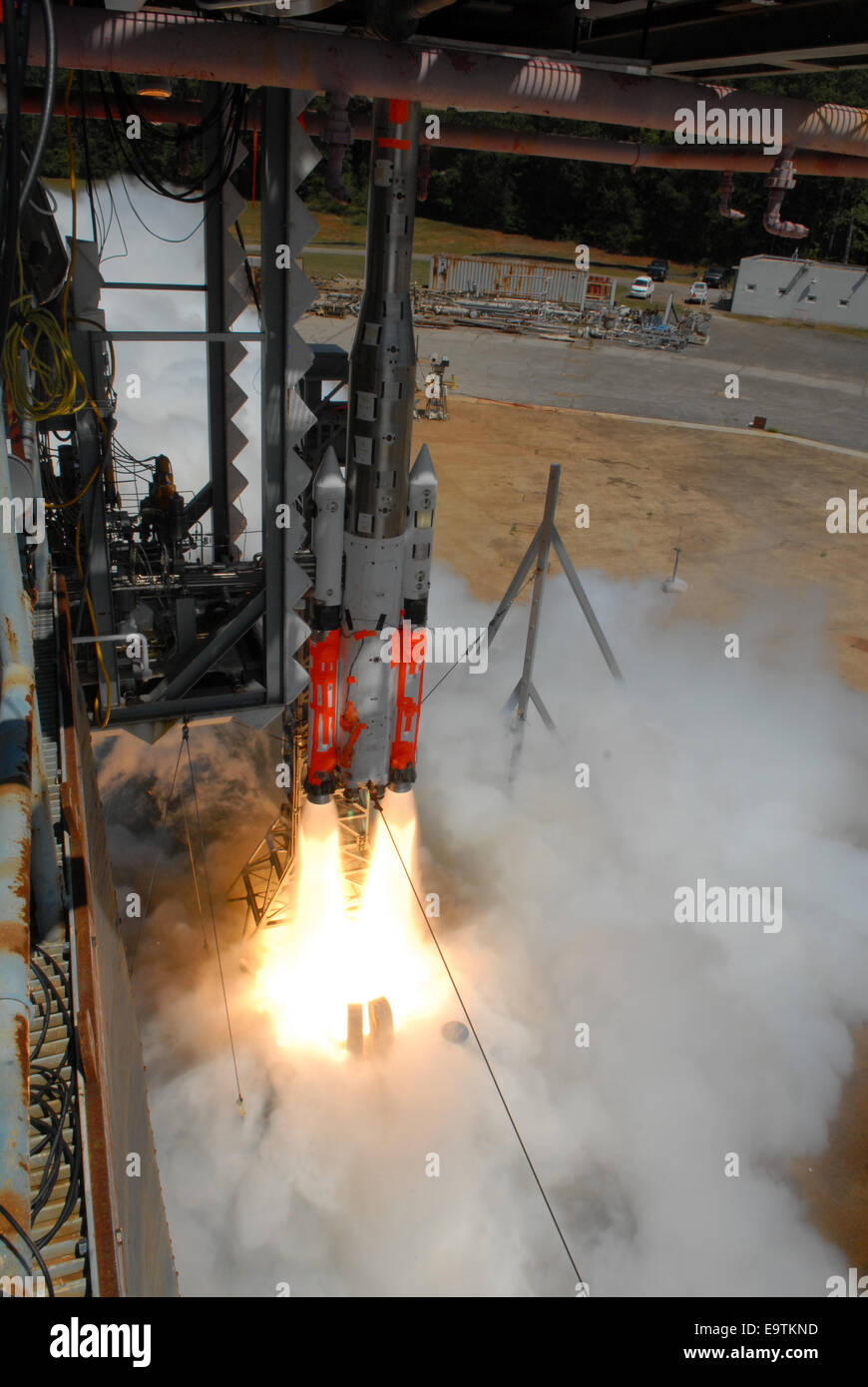 Eine 5-Prozent-Modell Space Launch System (SLS) wird am Marshall Space Flight Center der NASA 28. August gezündet. Das Modell ist Stockfoto