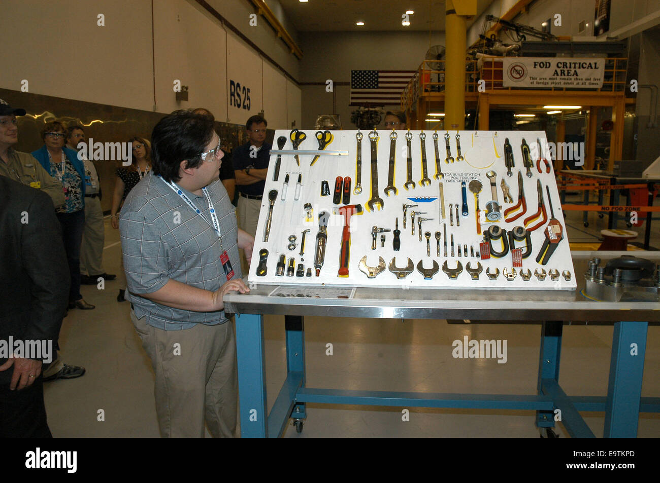 Strenge Kontrollen werden durch den Einsatz einer Werkzeugtafel an Aerojet Rocketdynes Motor Montageanlage illustriert. Stockfoto