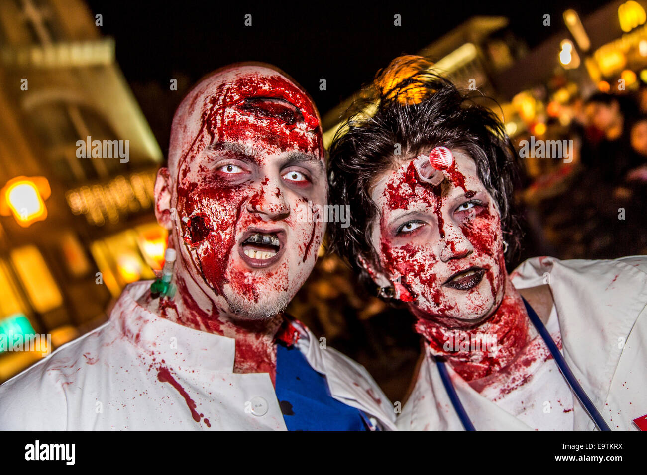 Zombie walk, ein Halloween-Event, wo mehr als 1000 Menschen angezogen und Make-up, treffen und gingen durch die Stadt, wie Zombies Stockfoto