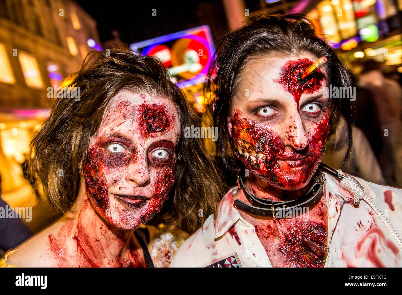Zombie walk, ein Halloween-Event, wo mehr als 1000 Menschen angezogen und Make-up, treffen und gingen durch die Stadt, wie Zombies Stockfoto