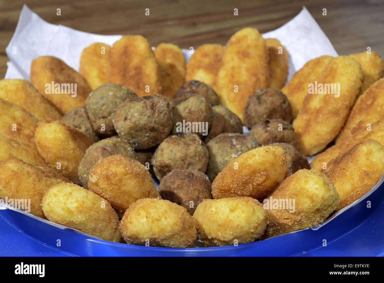 Wurströllchen und Kroketten Stockfoto