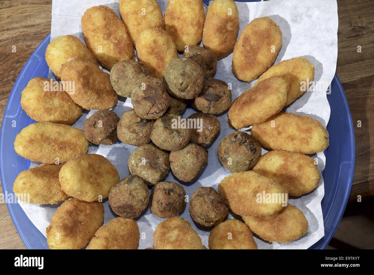 Vielzahl von leckeren gebratenen Frikadellen: Reis, Fleisch und Auberginen Wurströllchen Stockfoto