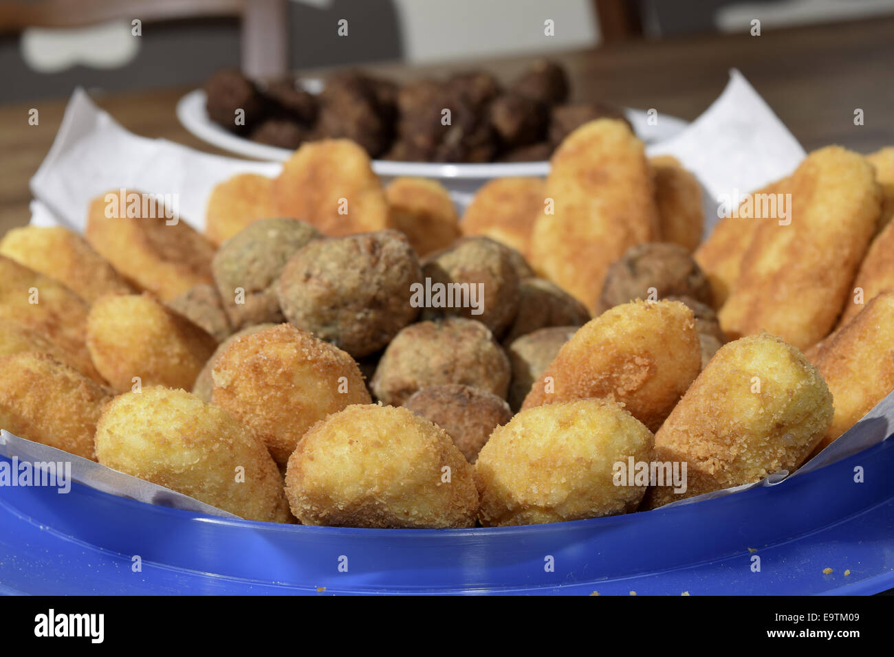 Vielzahl von leckeren gebratenen Frikadellen: Reis, Fleisch und Auberginen Wurströllchen Stockfoto