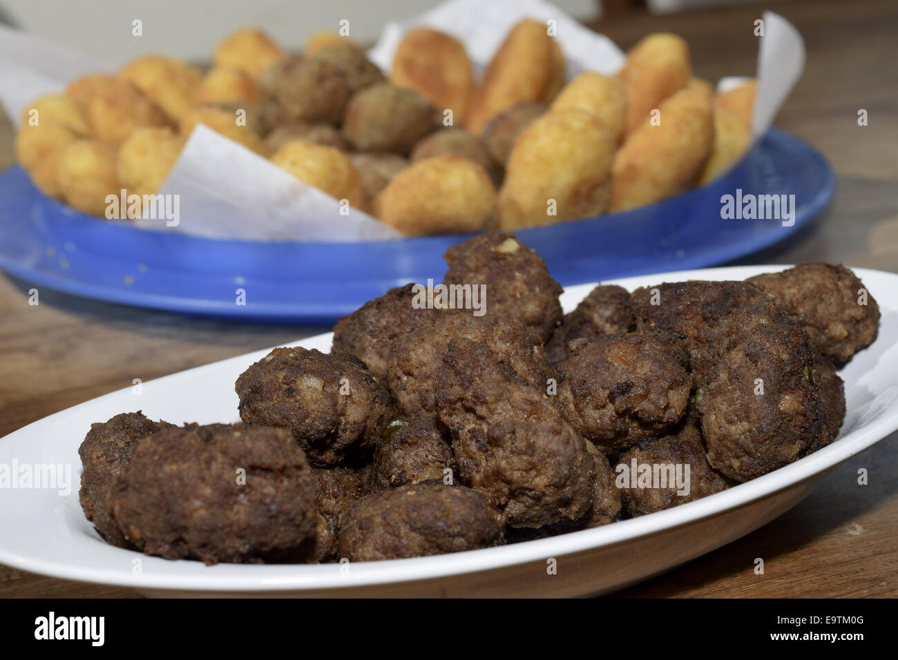 Vielzahl von leckeren gebratenen Frikadellen: Reis, Fleisch und Auberginen Wurströllchen Stockfoto
