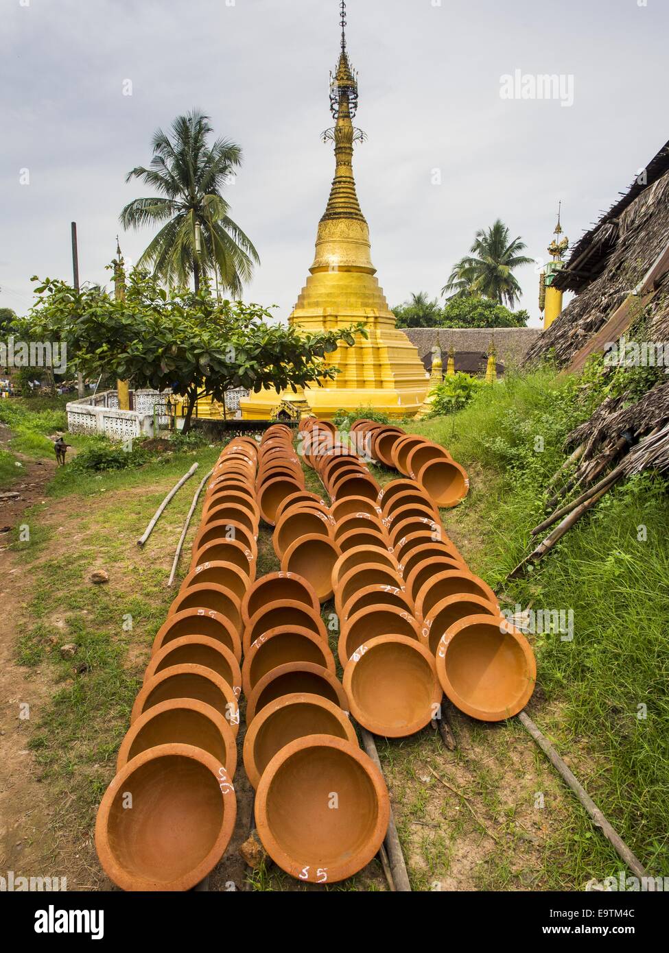 Twante, Yangon Division, Myanmar. 2. November 2014. Keramik Schalen trocken vor einer Pagode in Twante, Myanmar. Twante, ist ungefähr 20 Meilen von Yangon, am besten bekannt für seine traditionellen Keramik. Die Keramik-Hersteller kämpfen, aber Arbeiter in ihren Ställen zu halten. Wie Myanmar bis zu außerhalb Investitionen öffnet und seine Wirtschaft erweitert, ziehen sich junge Menschen nach Yangon, Arbeitsplätze in den besser bezahlten Tourismusindustrie oder in den Fabriken, die um Yangon sprießen. © Jack Kurtz/ZUMA Draht/Alamy Live-Nachrichten Stockfoto