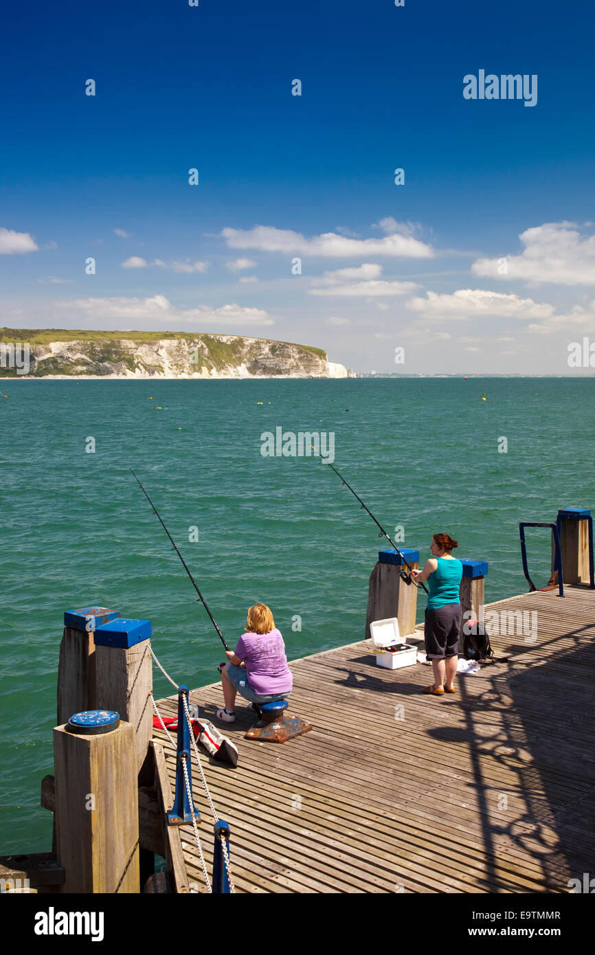 Zwei weibliche Angler versuchen ihr Glück vom restaurierten viktorianischen Pier an der Jurassic Coast in Swanage Dorset England UK Stockfoto