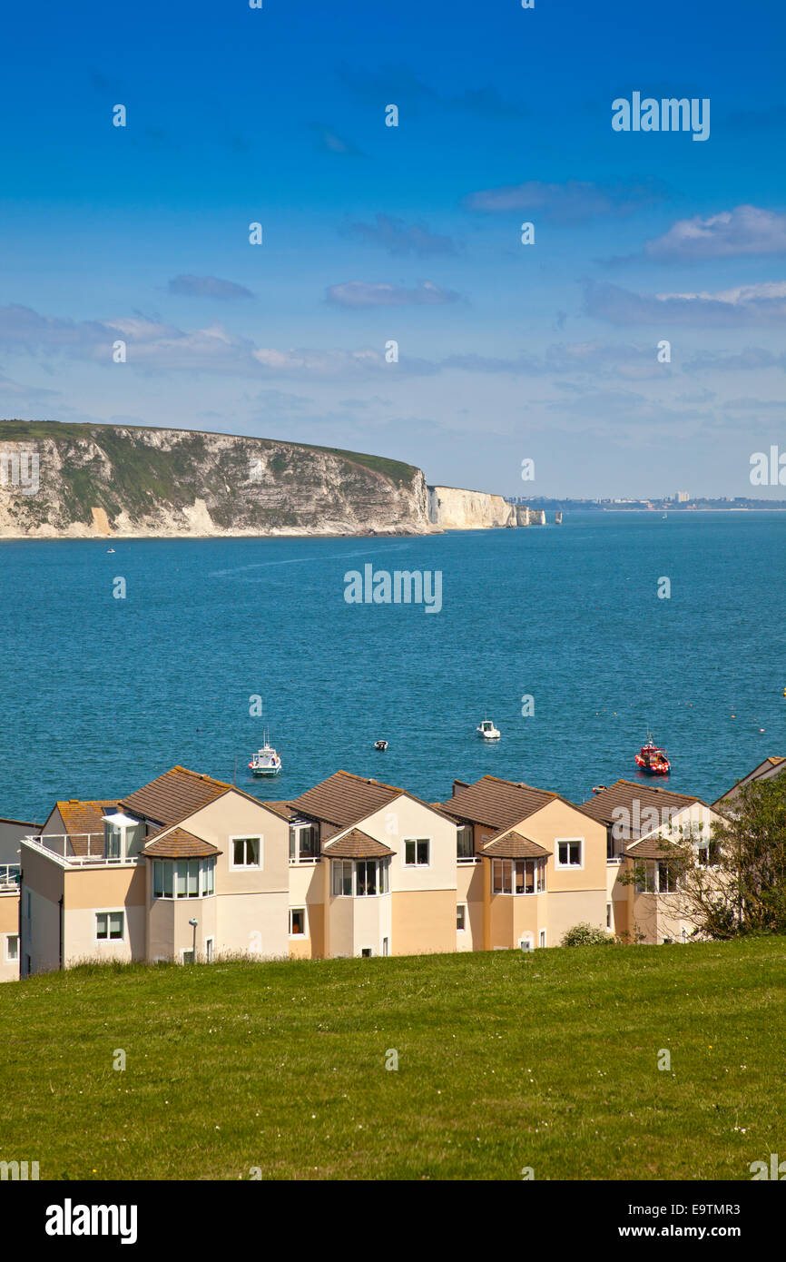 Eine moderne Waterfront Wohnanlage in Swanage an der Jurassic Coast mit Old Harry Rocks über Dorset England UK Stockfoto