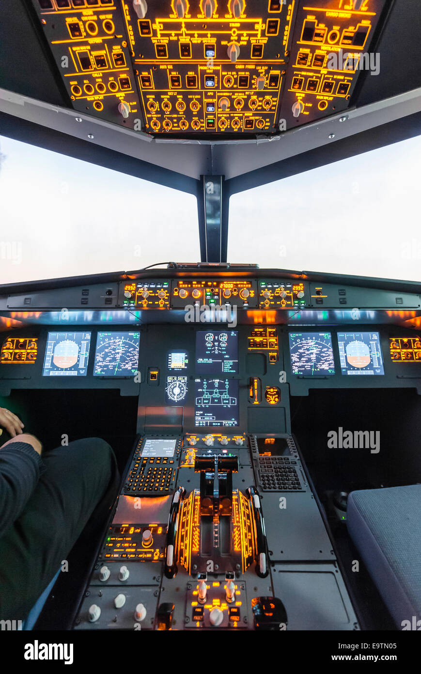 A320 Instrument Instrument panel cockpit airbus a320 -Fotos und -Bildmaterial in hoher ...