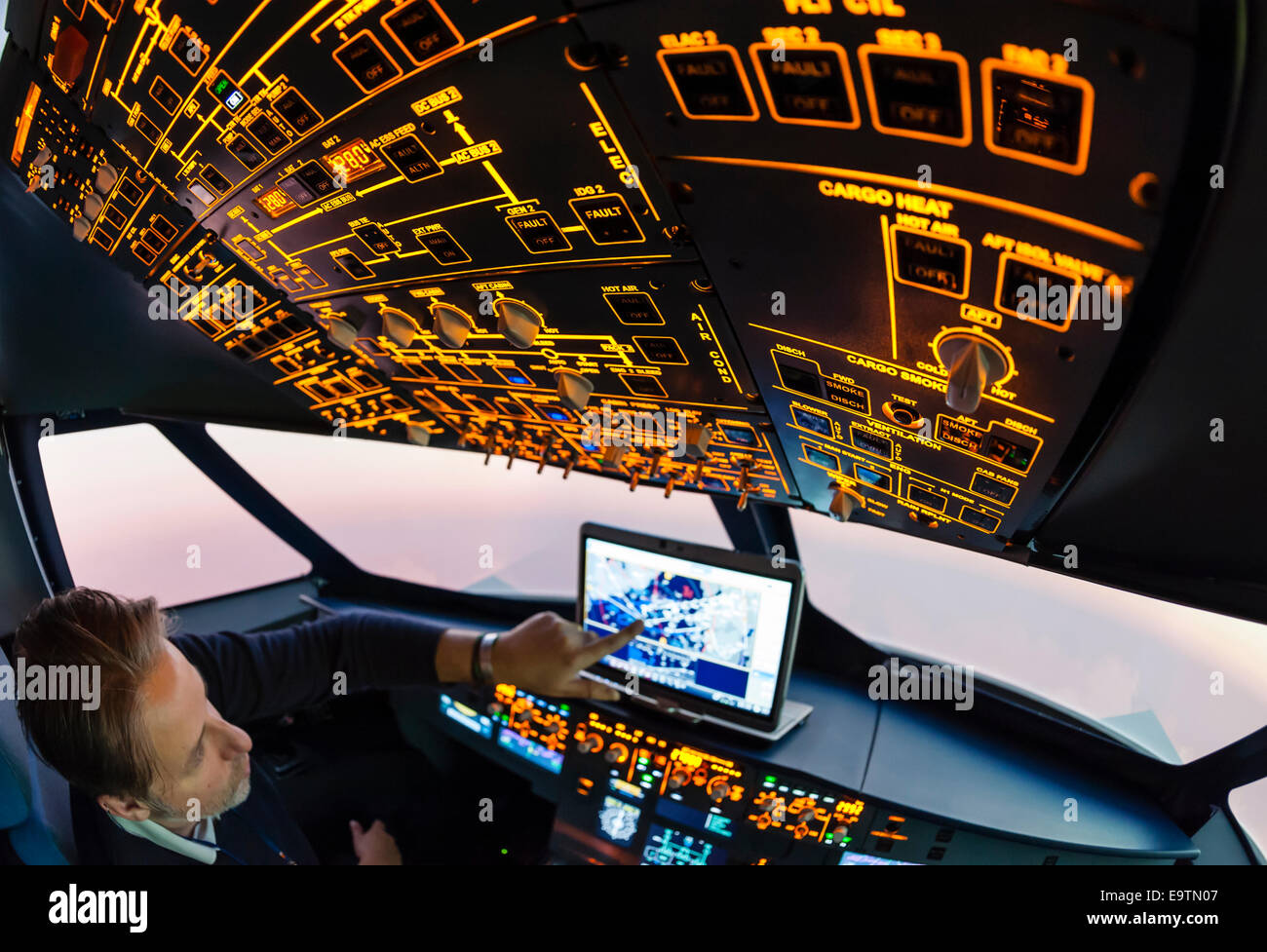 Pilot cockpit airbus -Fotos und -Bildmaterial in hoher Auflösung – Alamy