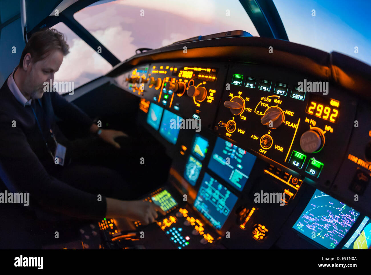 Cockpit eines Airbus A320 Flugsimulator, der für die Ausbildung von